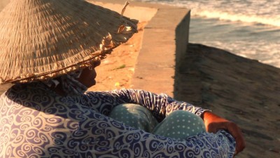 GalleryGirlWithHat678x383 (Mui Ne, Vietnam – a Quick Getaway)