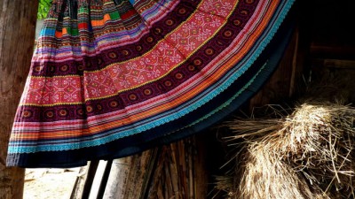 SapaSkirtSlider678x383 (Random Photo Memory: Sapa Hill Tribe Colors)