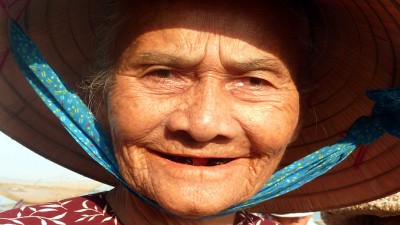 OldWoman2-678×383 (Re-learning Photography in Hoi Anh)