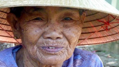 tlOldWoman678x383 (Re-learning Photography in Hoi Anh)