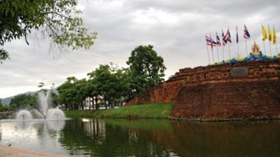CMMoatFountainsSlider (Chiang Mai: OMG It’s a S.A.L.A.D. BAR!)