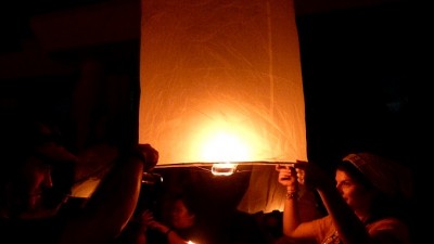 PairLanternHold01Slider (Loy Krothong and the Yi Peng Lantern Festival)