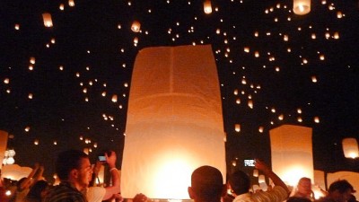 ReleasingLanterns01Slider (Loy Krothong and the Yi Peng Lantern Festival)