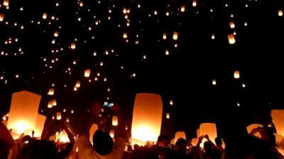 ReleasingLanterns02Slider (Loy Krothong and the Yi Peng Lantern Festival)