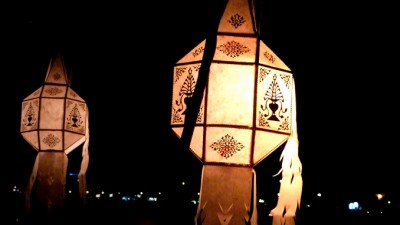 WhiteBridgeLanternsSlider (Loy Krothong and the Yi Peng Lantern Festival)
