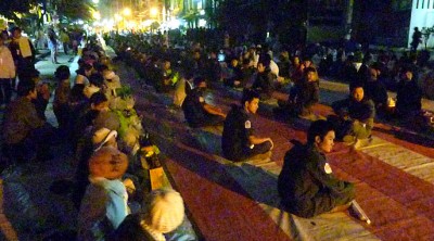 CrowdSittingSlider (10,000 – Yep, Ten THOUSAND Saffron-Robed Monks)