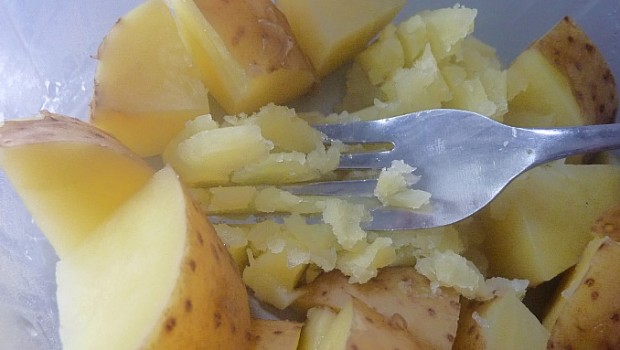 Test boiled potato chunks, when tender, drain and mash with fork