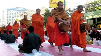 MonkProcessiion4 (10,000 – Yep, Ten THOUSAND Saffron-Robed Monks)