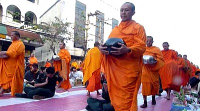 MonkProcession1 (10,000 – Yep, Ten THOUSAND Saffron-Robed Monks)