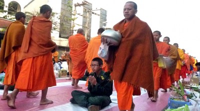 MonkProcession2 (10,000 – Yep, Ten THOUSAND Saffron-Robed Monks)
