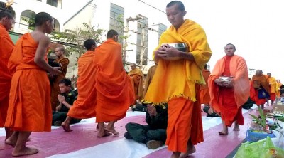 MonkProcession3 (10,000 – Yep, Ten THOUSAND Saffron-Robed Monks)
