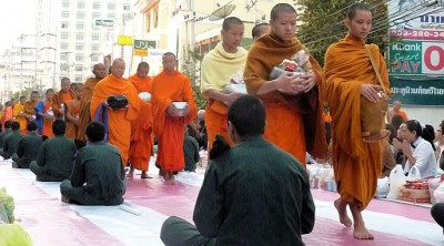 MonkProcession5Slider (10,000 – Yep, Ten THOUSAND Saffron-Robed Monks)