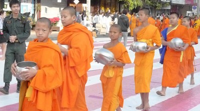 MonkProcessionBoysSlider (10,000 – Yep, Ten THOUSAND Saffron-Robed Monks)