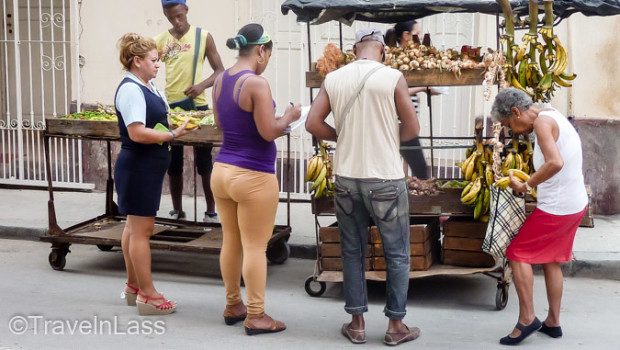 Cuban fruit shoppers
