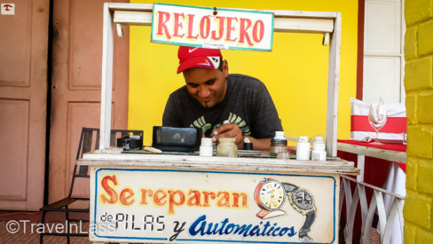 An enterprising streetside "relojero" repair shop