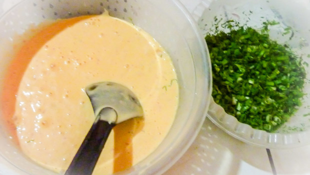 Mixing up a batch of "ají de tomate de árbol"