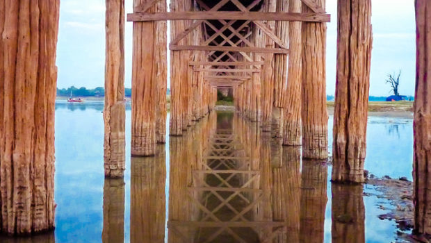 The famous 1.2 kilometer-long U Bein teak bridge in Amarapura, near Mandalay in Myanmar.