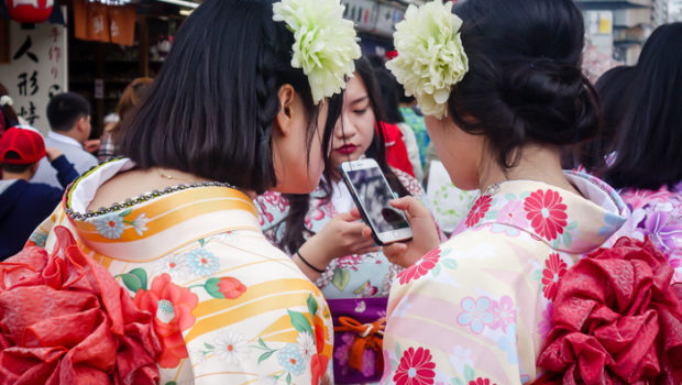 Chinese tourists dressed up as Japanese "Geishas".
