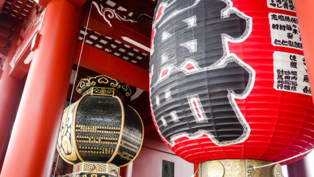 Kaminarimon ("Thunder Gate") - the outer entry to the Senso-ji complex.